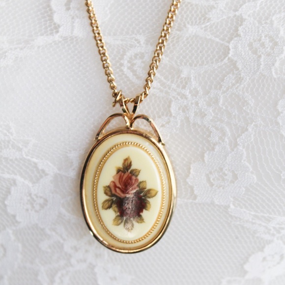 Avon Vintage Floral Gold Tone Pendant Necklace